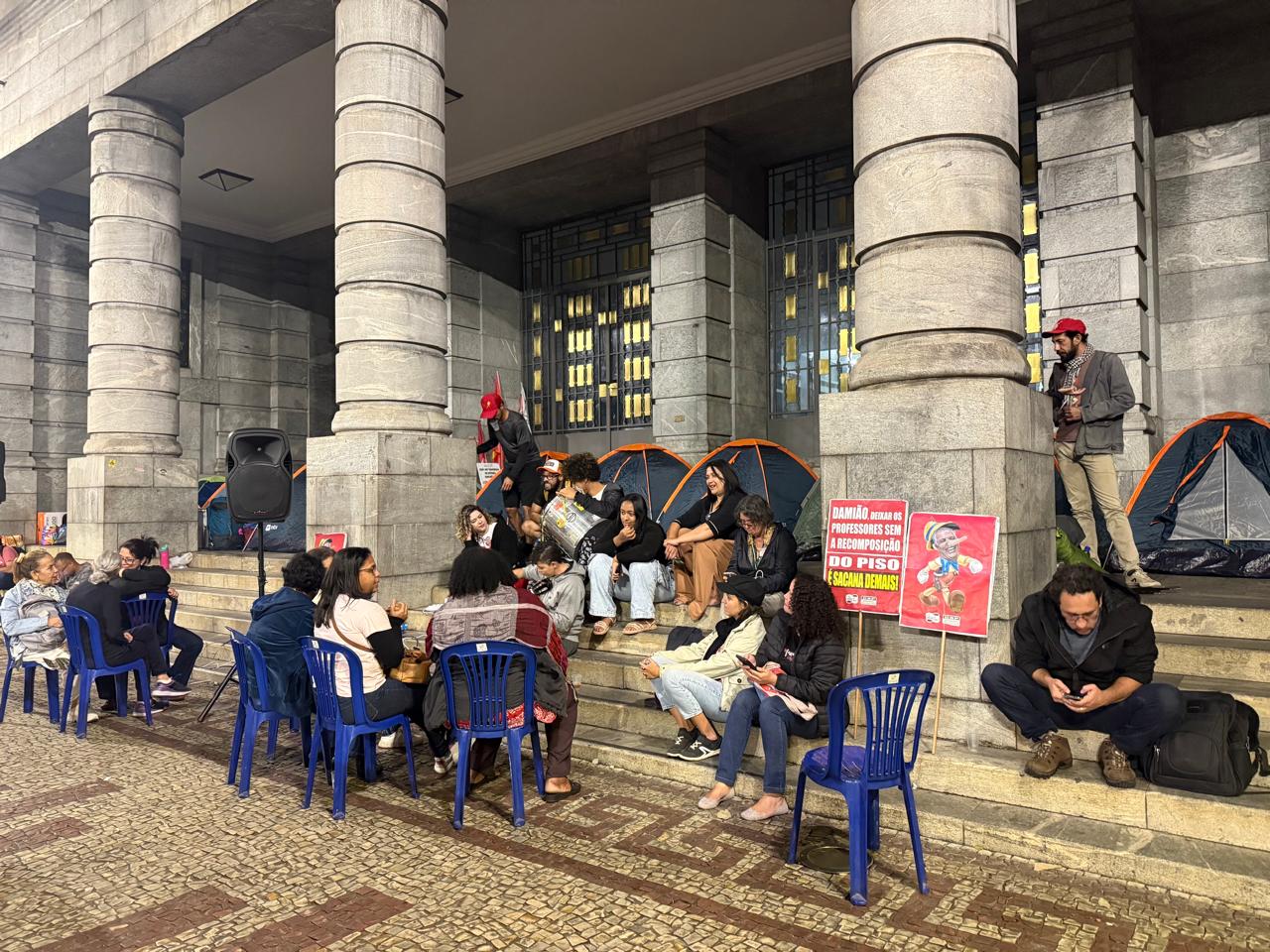 Em greve, professores acampam na sede da Prefeitura de BH, na avenida Afonso Pena