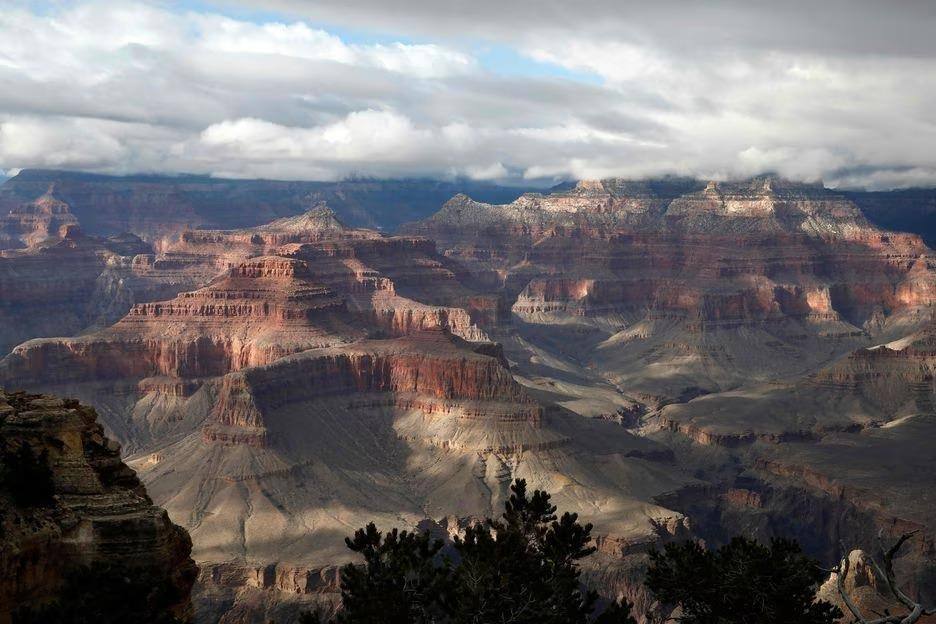 Localizado no Estado do Arizona, o Grand Canyon é um parque de cânions de vastas proporções, com 16 km de largura e 1,6 km de profundidade ao longo de seu comprimento de 445 km.