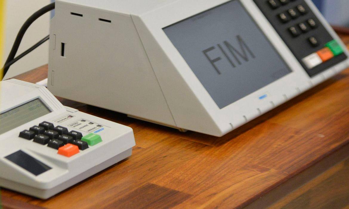Na imagem, a urna eletrônica brasileira com a inscrição 'fim' na tela