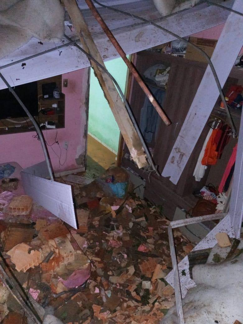 Casa ficou parcialmente destruída