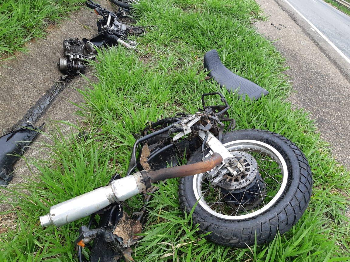 Jovem motociclista bateu na mureta da Fernão Dias, em Sebastião da Bela Vista, e morreu na hora