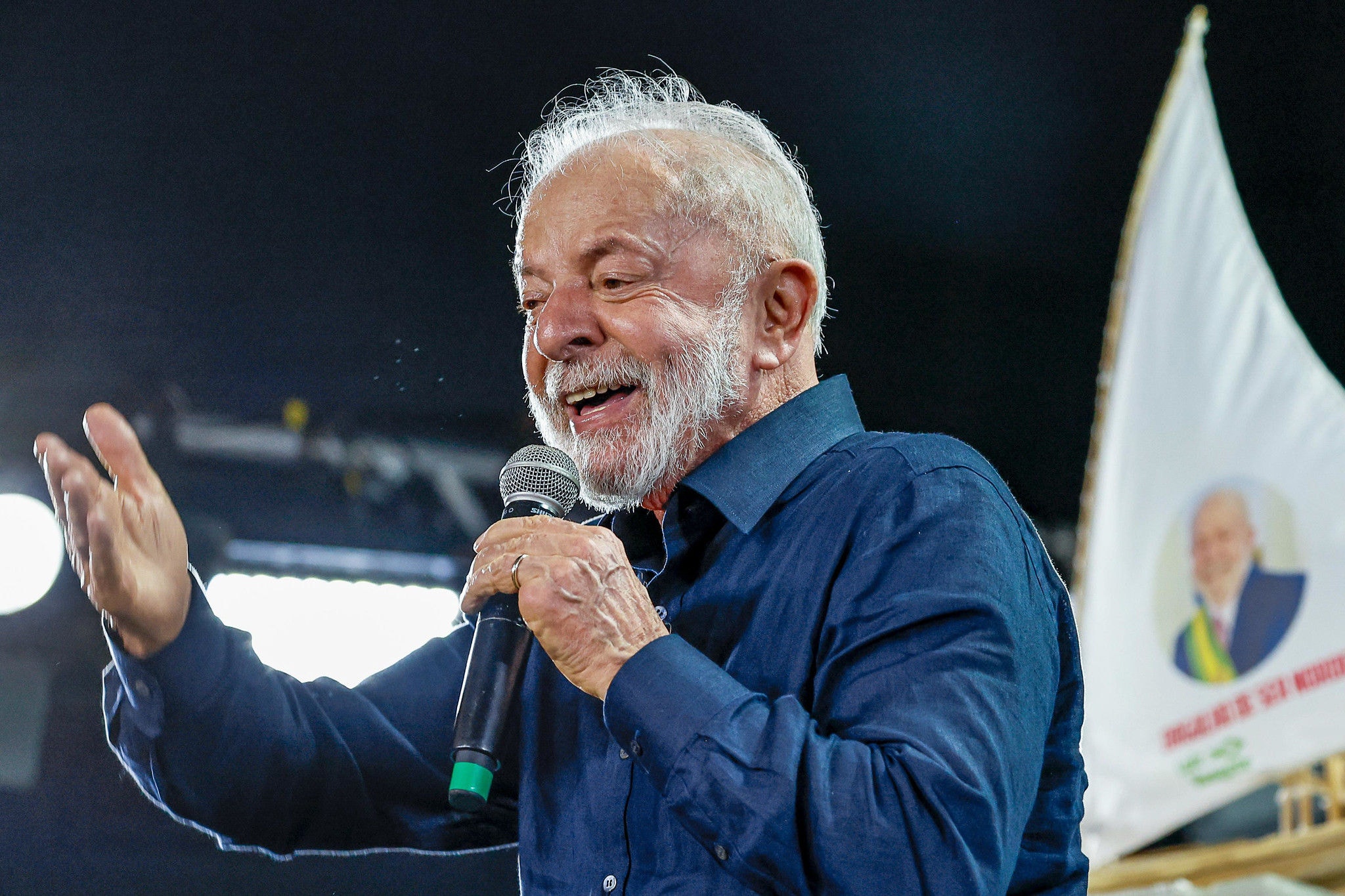 Lula mira lançamento de programa que distribui gratuitamente botijão de gás para pessoas d ebaixa renda