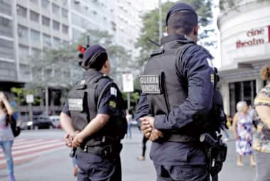 Nas ruas. Os guardas efetivos de trânsito usam boinas e braçadeiras brancas; já os suplentes utilizam os acessórios azuis, como os demais 