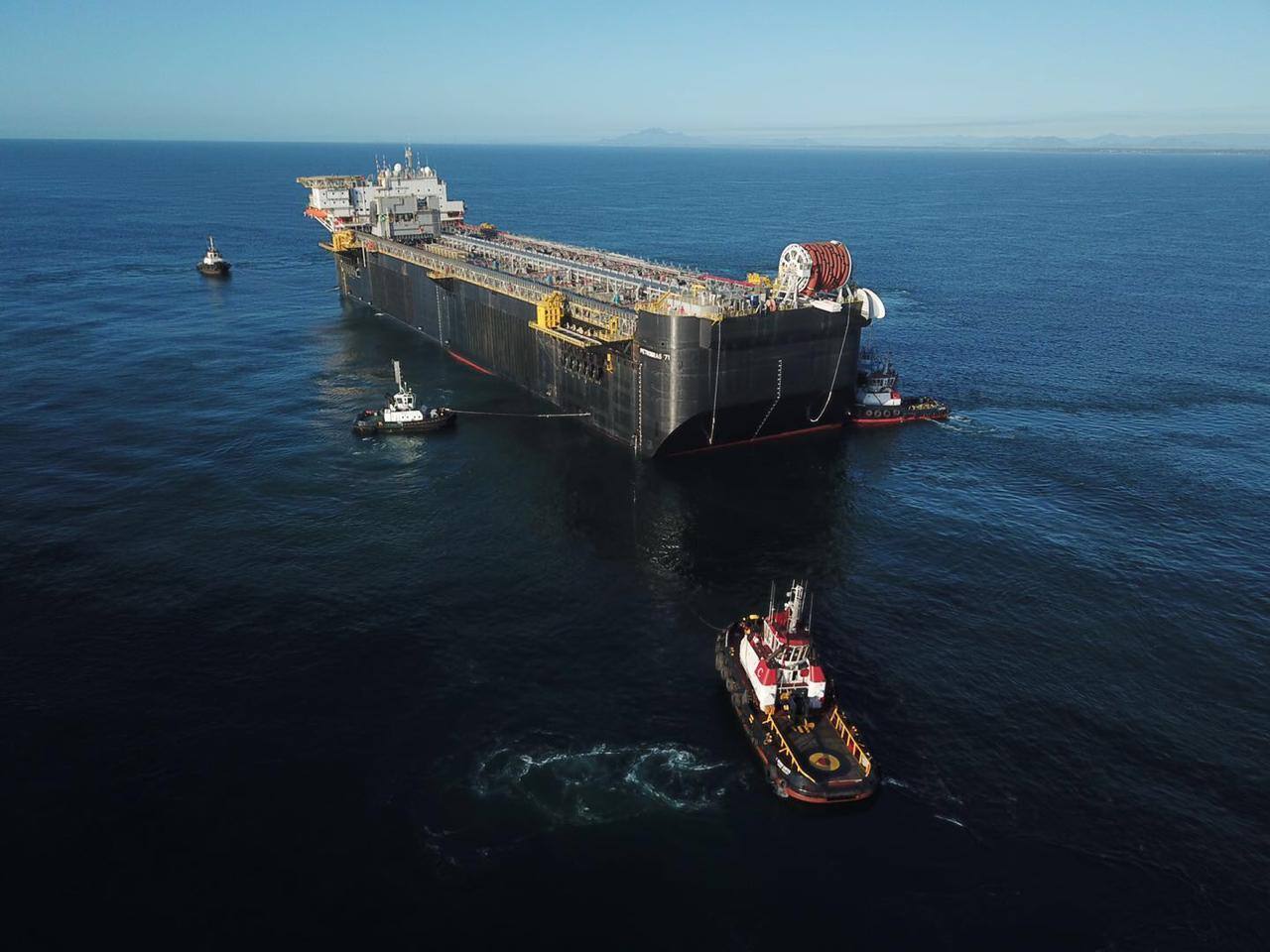 Casco da plataforma P-71 chega ao Brasil; Petrobras enfrenta momento turbulento, com petróleo valendo pouco e dólar alto