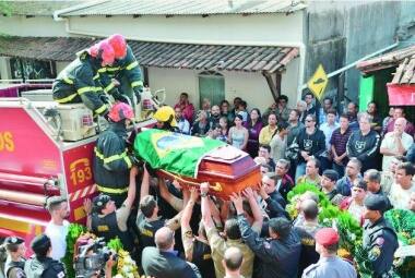 Violência. O cabo Marcos Marques da Silva foi enterrado no último dia 11 com homenagens dos militares</CS> 