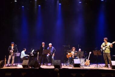 Tributo: ao centro, Zé Renato e Dori, Toninho Horta ao violão e, à direito, Igor Eça