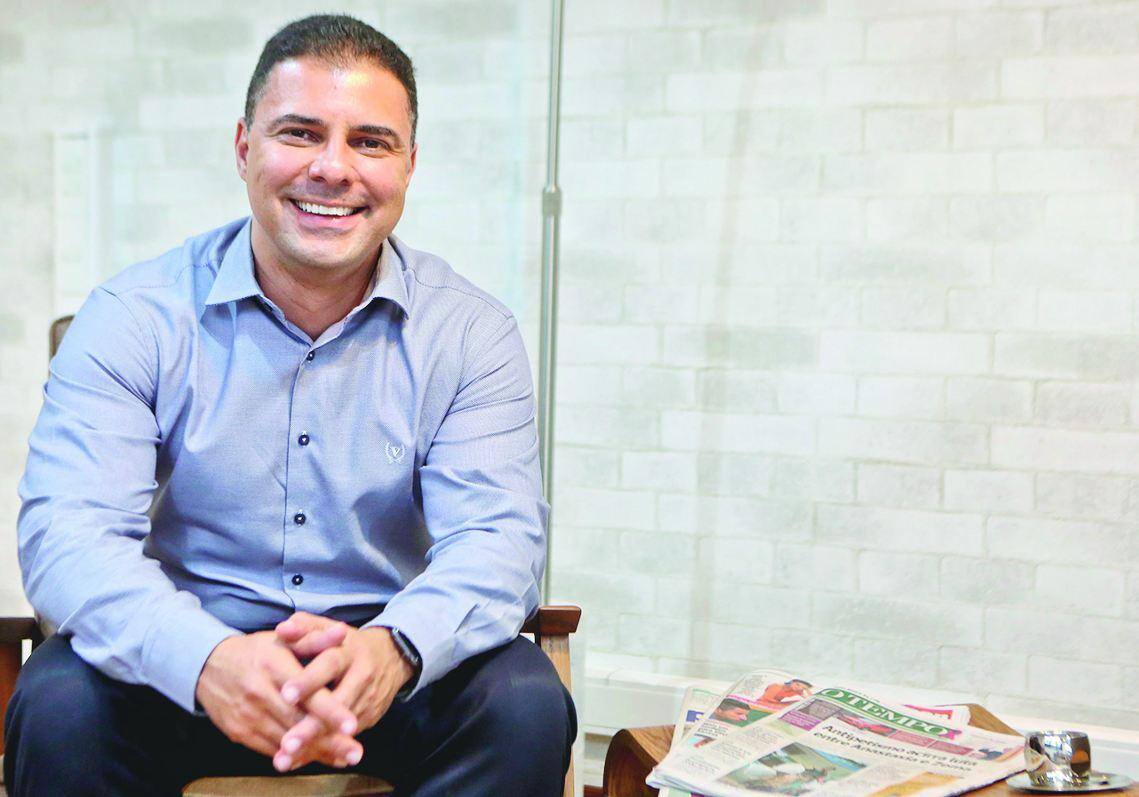 Liderança Vice-presidente comercial e de marketing do Hermes Pardini, Alessandro Ferreira visitou a Sempre Editora para falar sobre o grupo