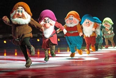 Personagens da Disney patinam no gelo no espetáculo “Disney on Ice – Tesouros Disney”