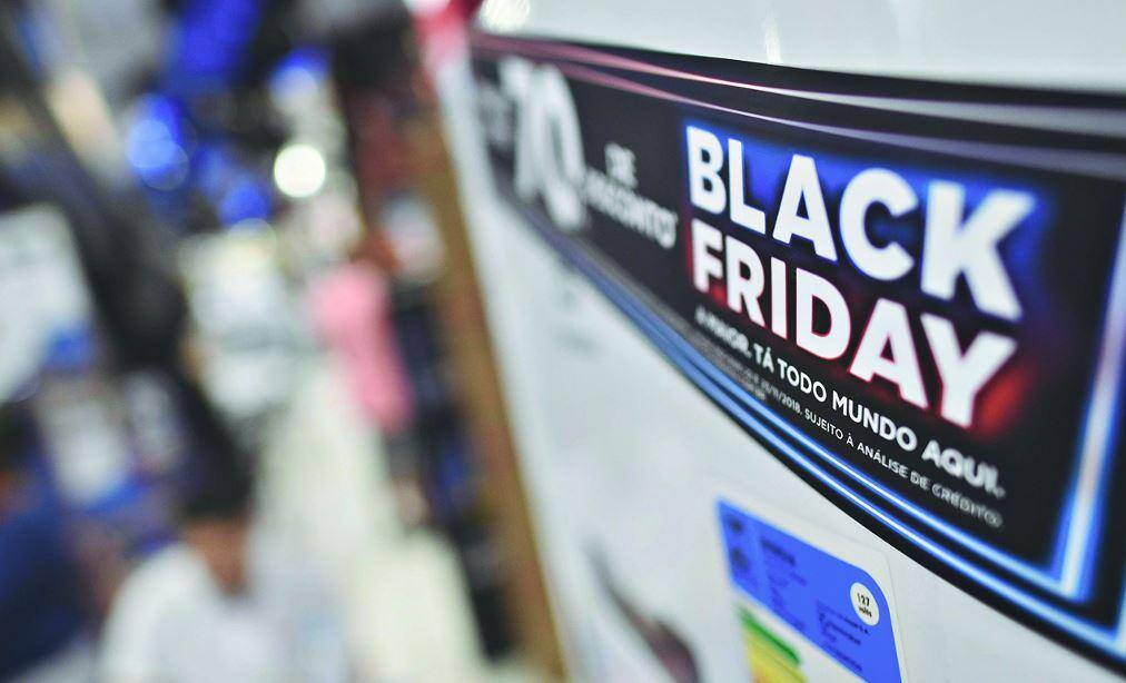 Dois a cada três consumidores brasileiros pretendem fazer compras nesta Black Friday