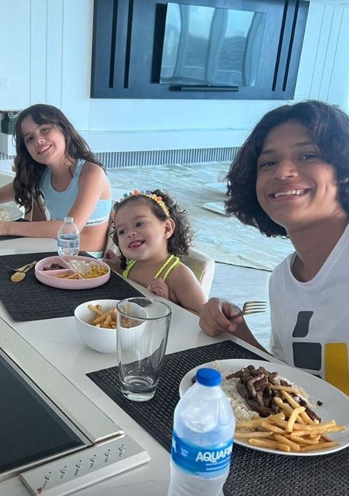 Atacante postou foto em seu Instagram com os filhos ao chegar em Miami