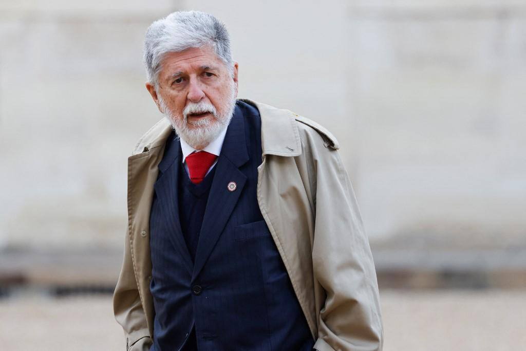 Celso Amorim chega para conferência humanitária internacional para civis em Gaza, em Paris, em 9 de novembro de 2023
