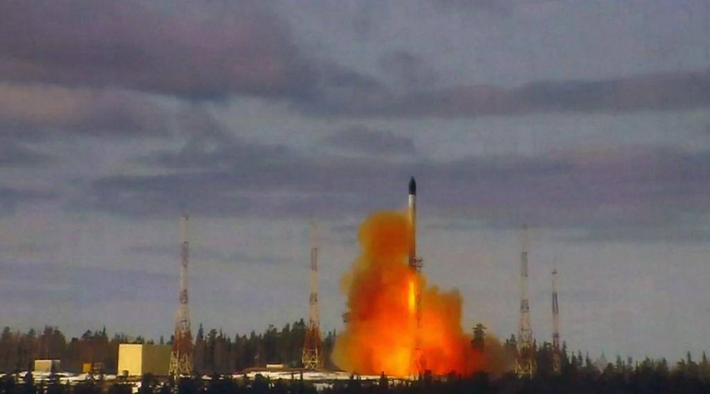 Esta captura feita a partir de um vídeo divulgado pelo Ministério da Defesa da Rússia em 20 de abril de 2022 mostra o lançamento do míssil balístico intercontinental Sarmat no campo de testes de Plesetsk, na Rússia O presidente russo disse que a Rússia testou com sucesso o míssil balístico intercontinental Sarmat