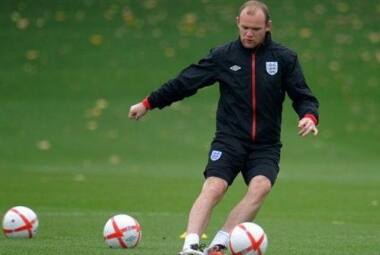  Wayne Rooney volta à seleção após dois anos de ausência.