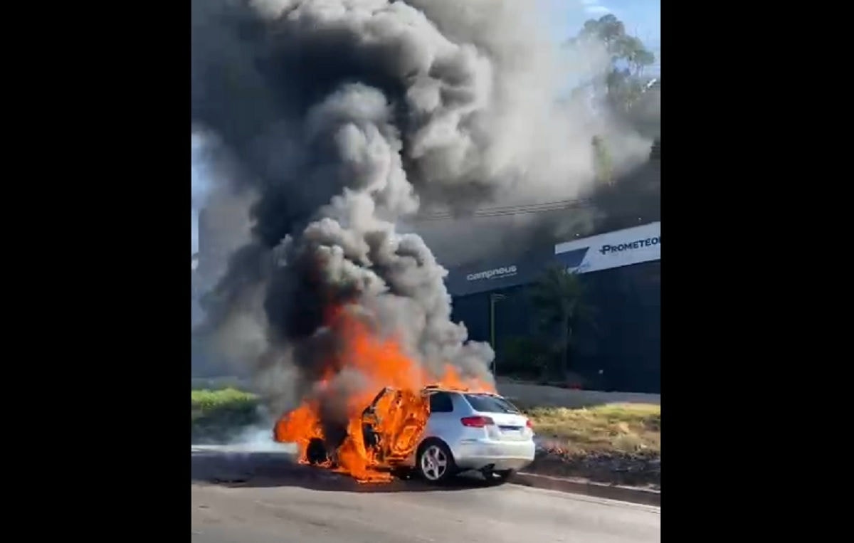 Veículo de passeio foi totalmente tomado pelas chamas