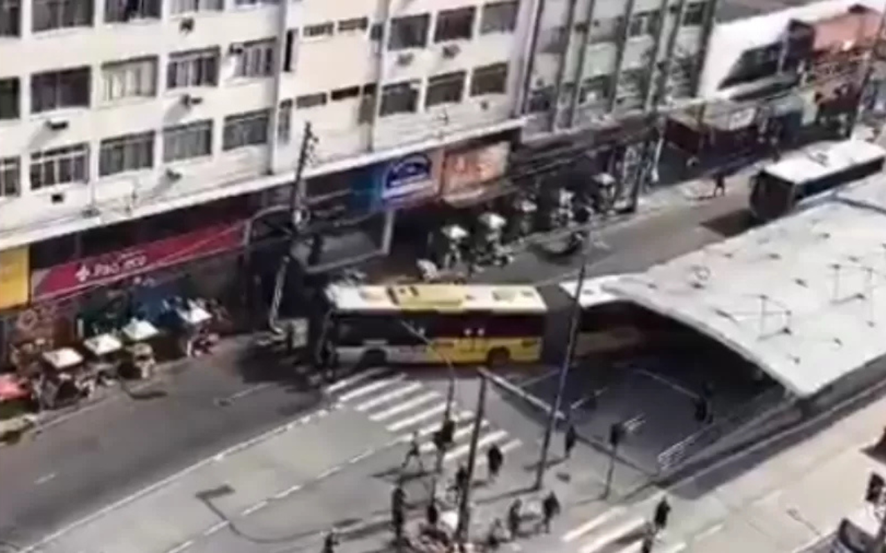Ônibus são usados como barricada no Rio de Janeiro
