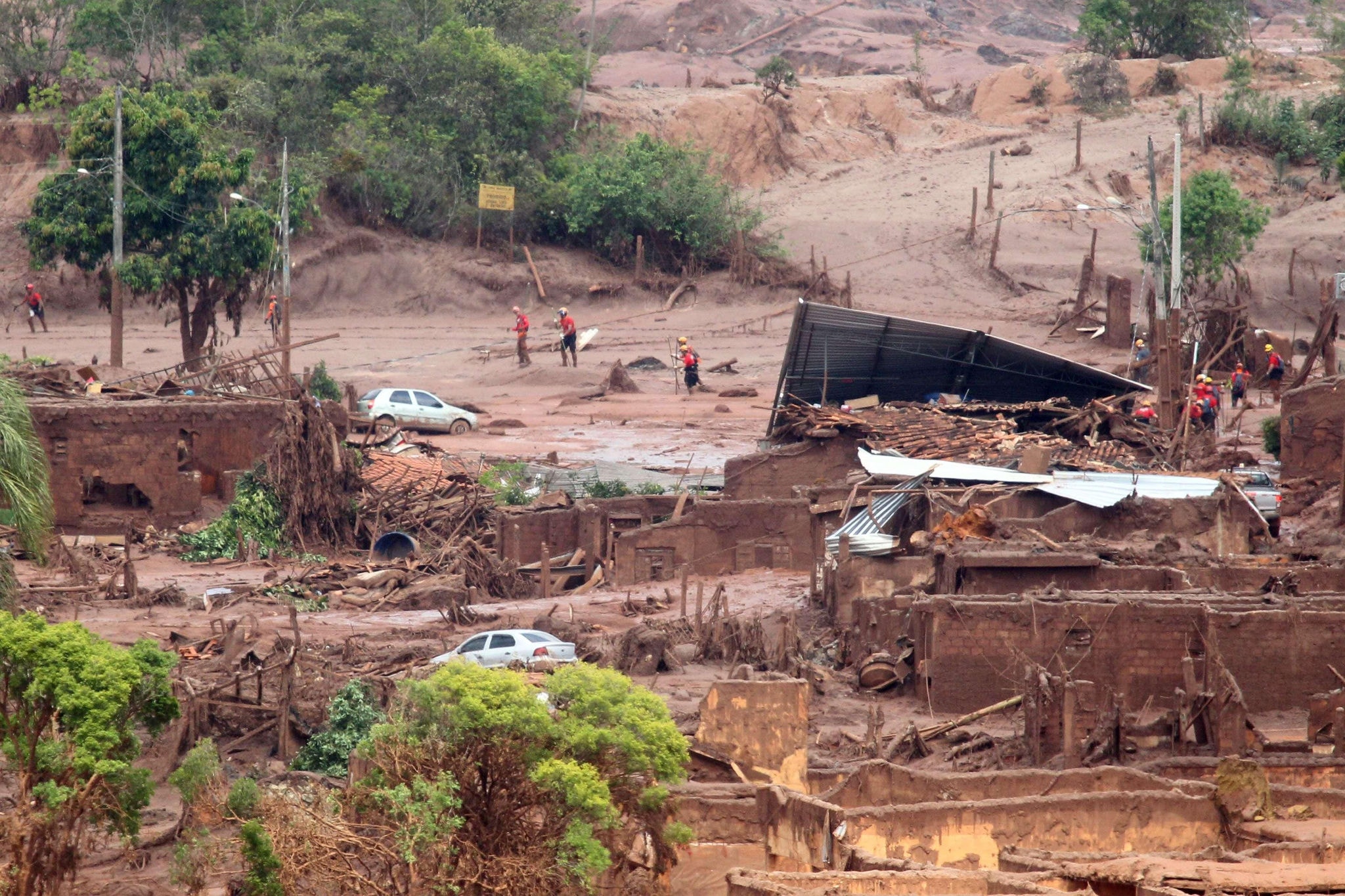 Relembre o rompimento de barragem em Mariana em vídeos