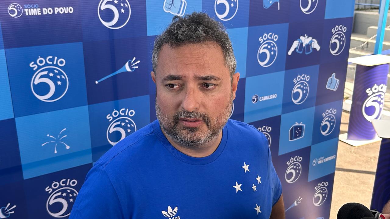 Alexandre Mattos durante coletiva na Toca da Raposa 2