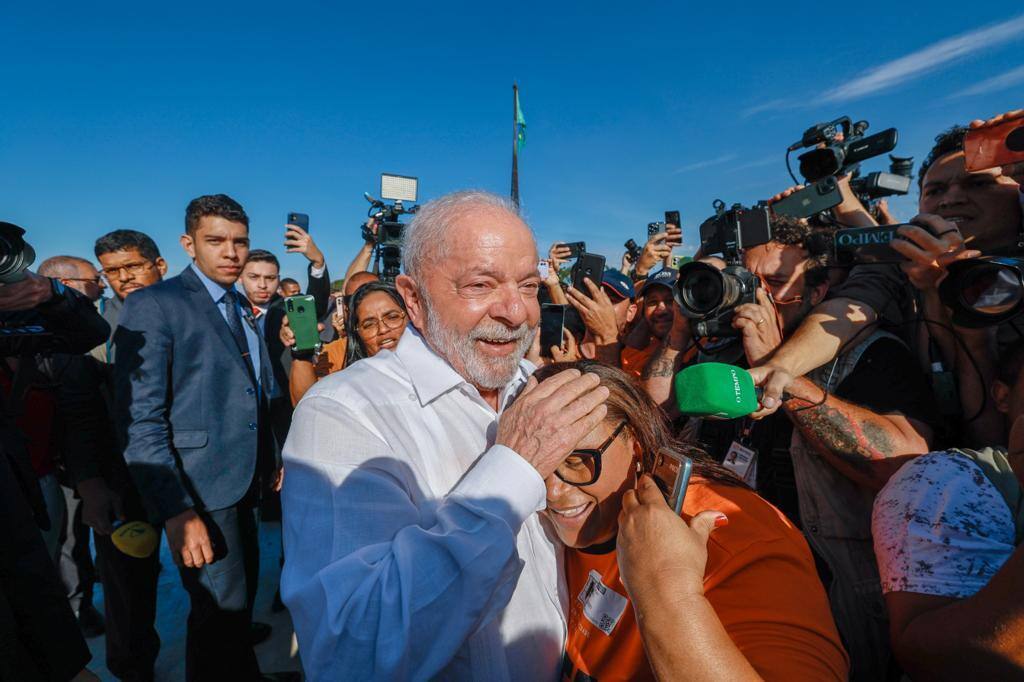 Na imagem, o presidente da República, Luiz Inácio Lula da Silva, abraçando uma apoiadora no Palácio do Planalto
