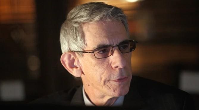 Richard Belzer em um das cenas de "Law & Order" no qual intepretou Richar Munch