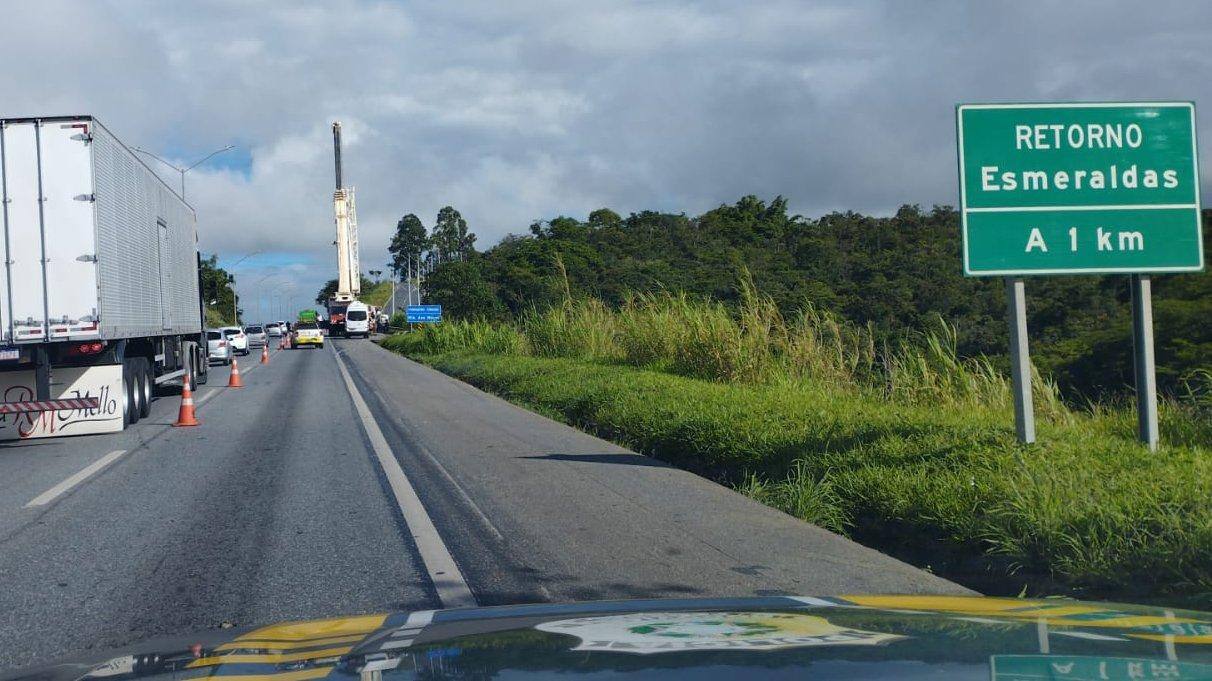 Desde às 8h, Via 040 trabalha para remover uma carreta que tombou na altura de Ribeirão das Neves neste domingo (11/2)