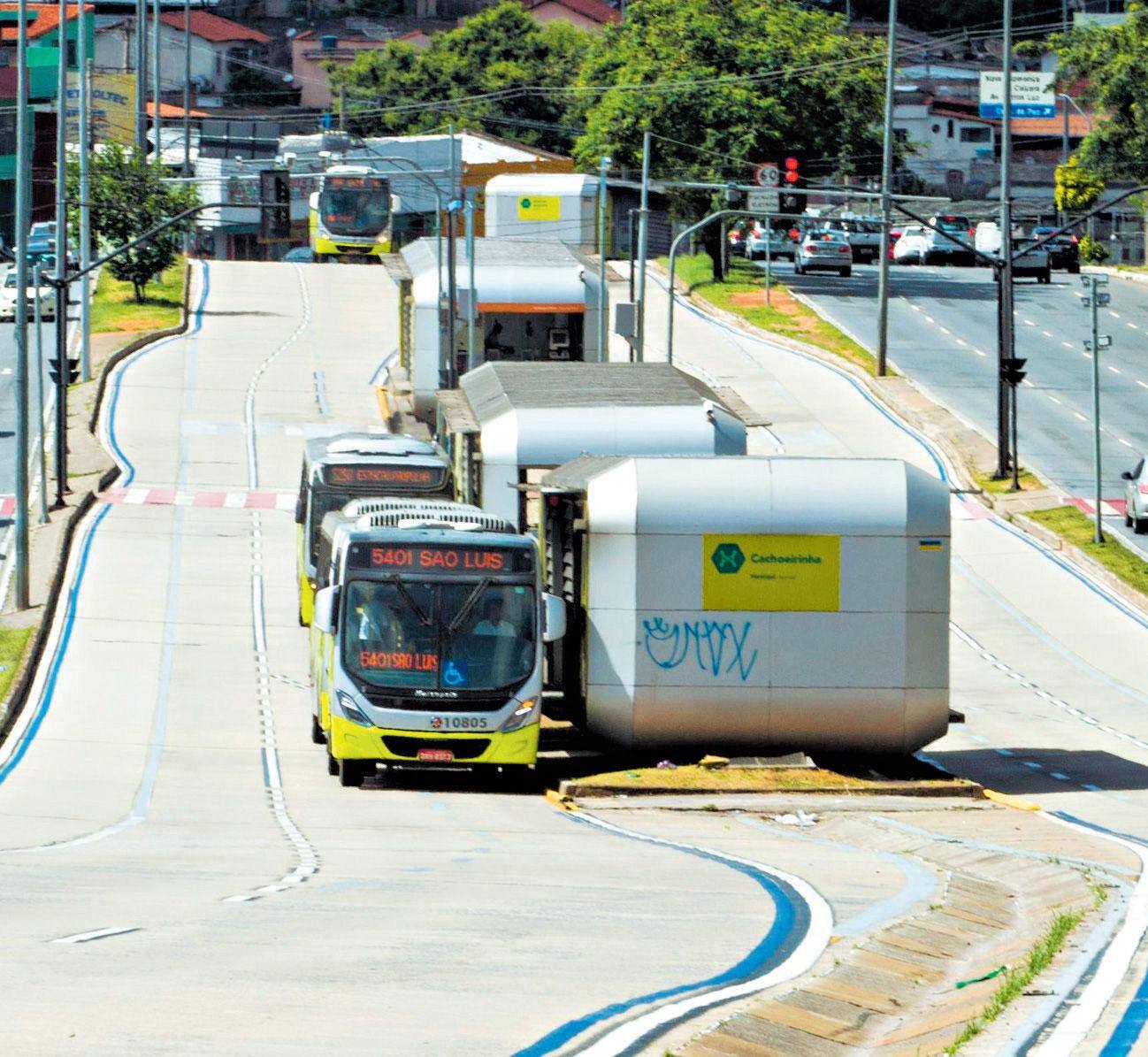 Avenida Antônio Carlos foi palco de um dos acidentes na manhã desta segunda-feira (10 de junho)