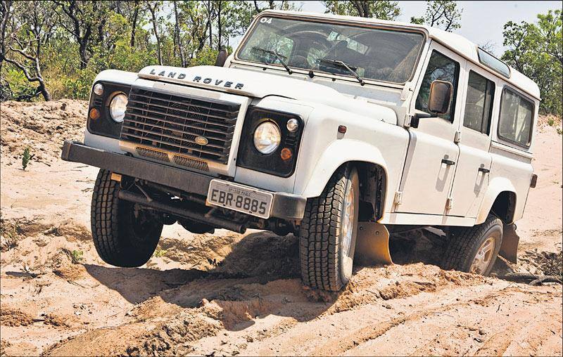 Acerto A suspensão do Defender 110 parece ser a mais bem ajustada e não pula tanto ao transpor obstáculos em terrenos acidentados
