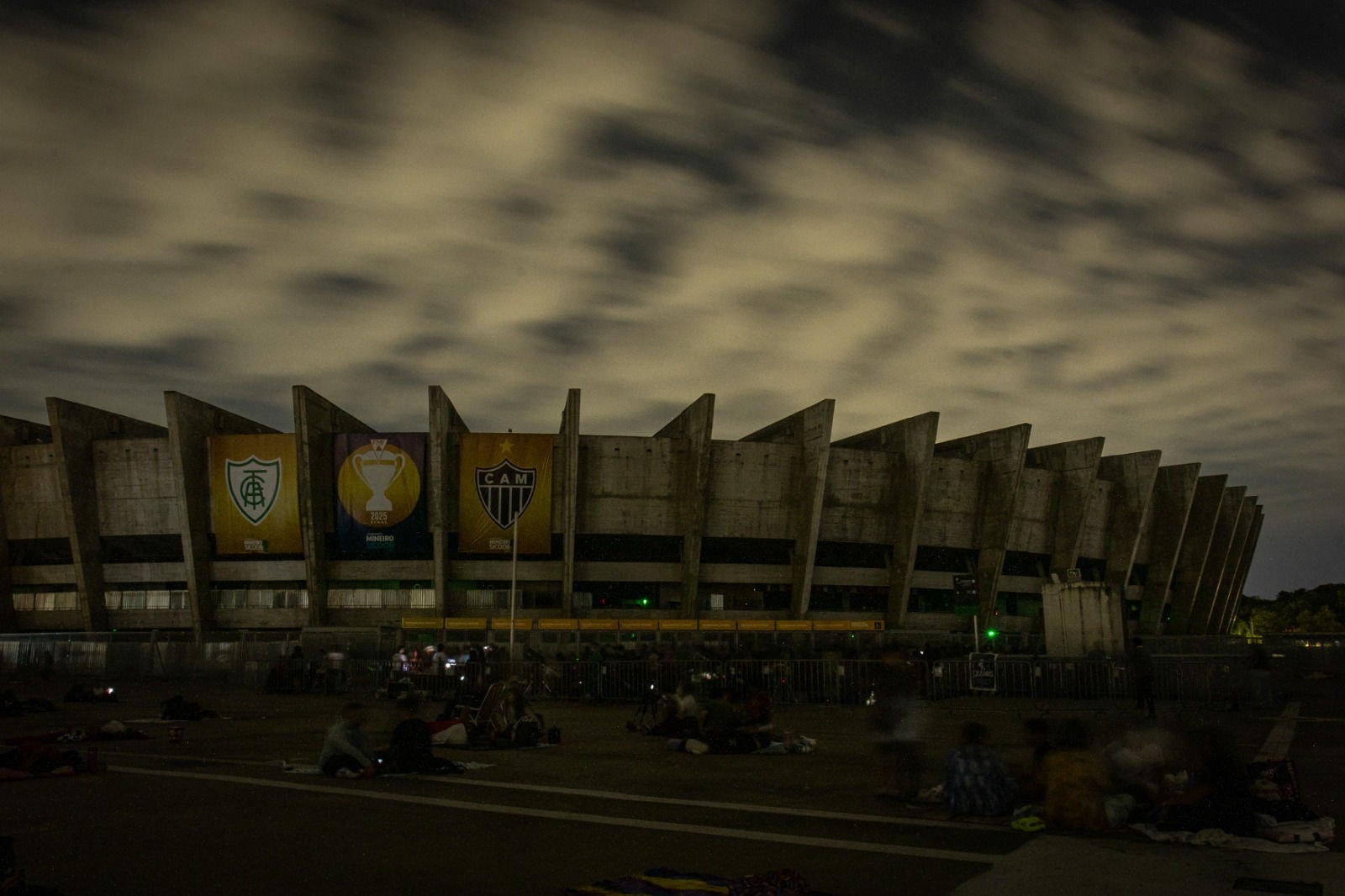 Super Lua é vista do estádio do Mineirão, na Pampulha, em BH.