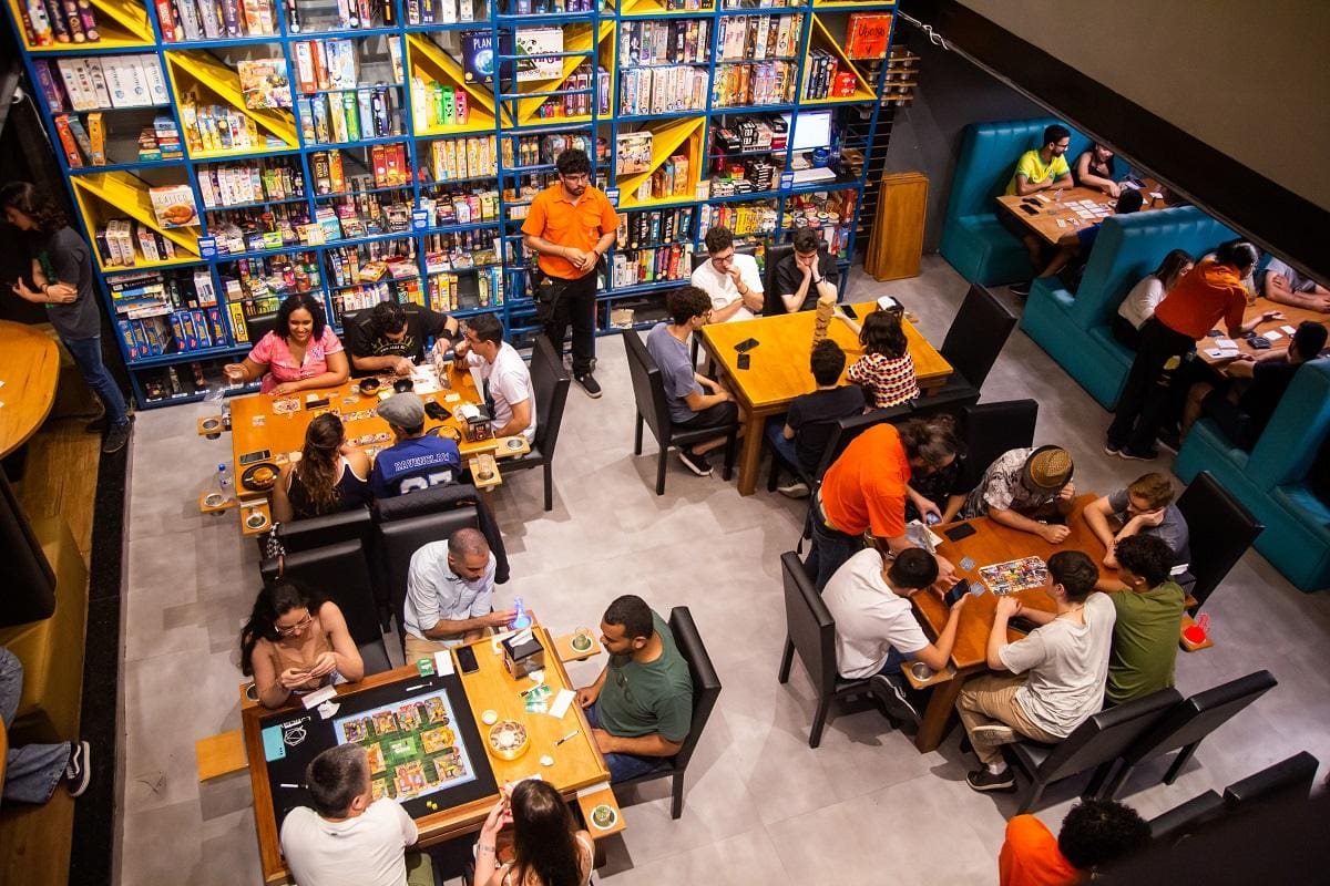 Explicadores de jogos do Funtasy Bar e Jogos detalham as regras dos games para os clientes