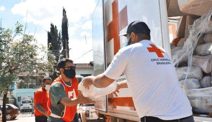 A Cruz Vermelha recebe doações na alameda Ezequiel Dias