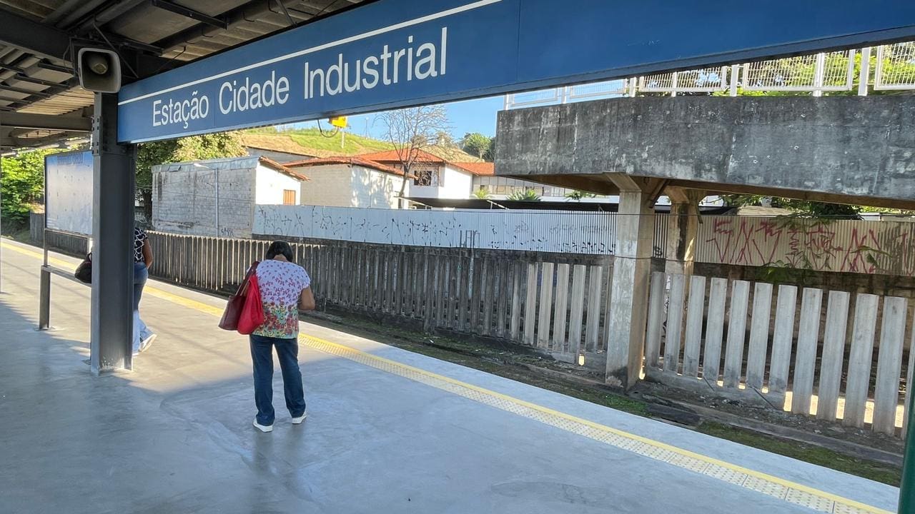 Na estação Cidade Industrial, não há bancos de espera para os passageiros