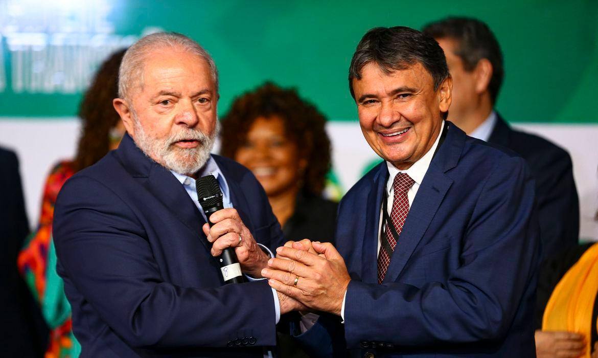 O presidente da República, Luiz Inácio Lula da Silva (PT), e o ministro do Desenvolvimento e Assistência Social, da Família e do Combate à Fome, Wellington Dias