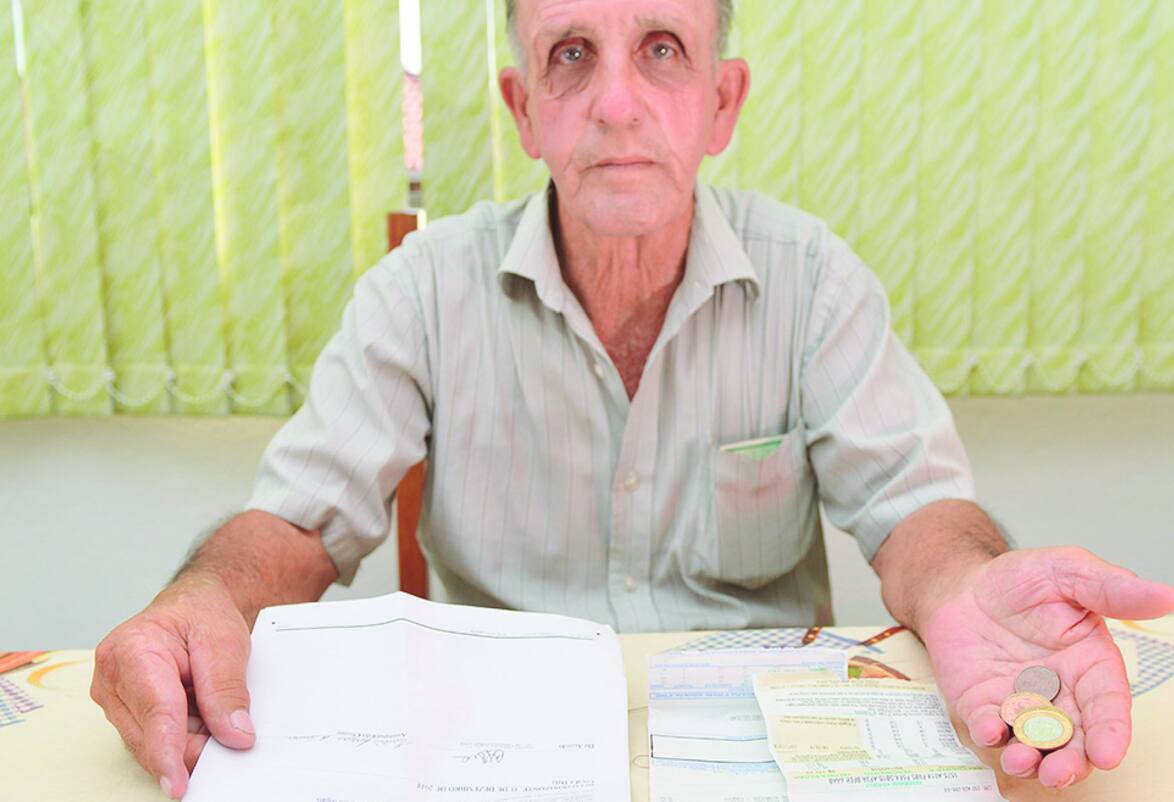Sufoco Para ajudar familiares, Enício Ferreira pegou vários empréstimos; do benefício, sobram R$ 360