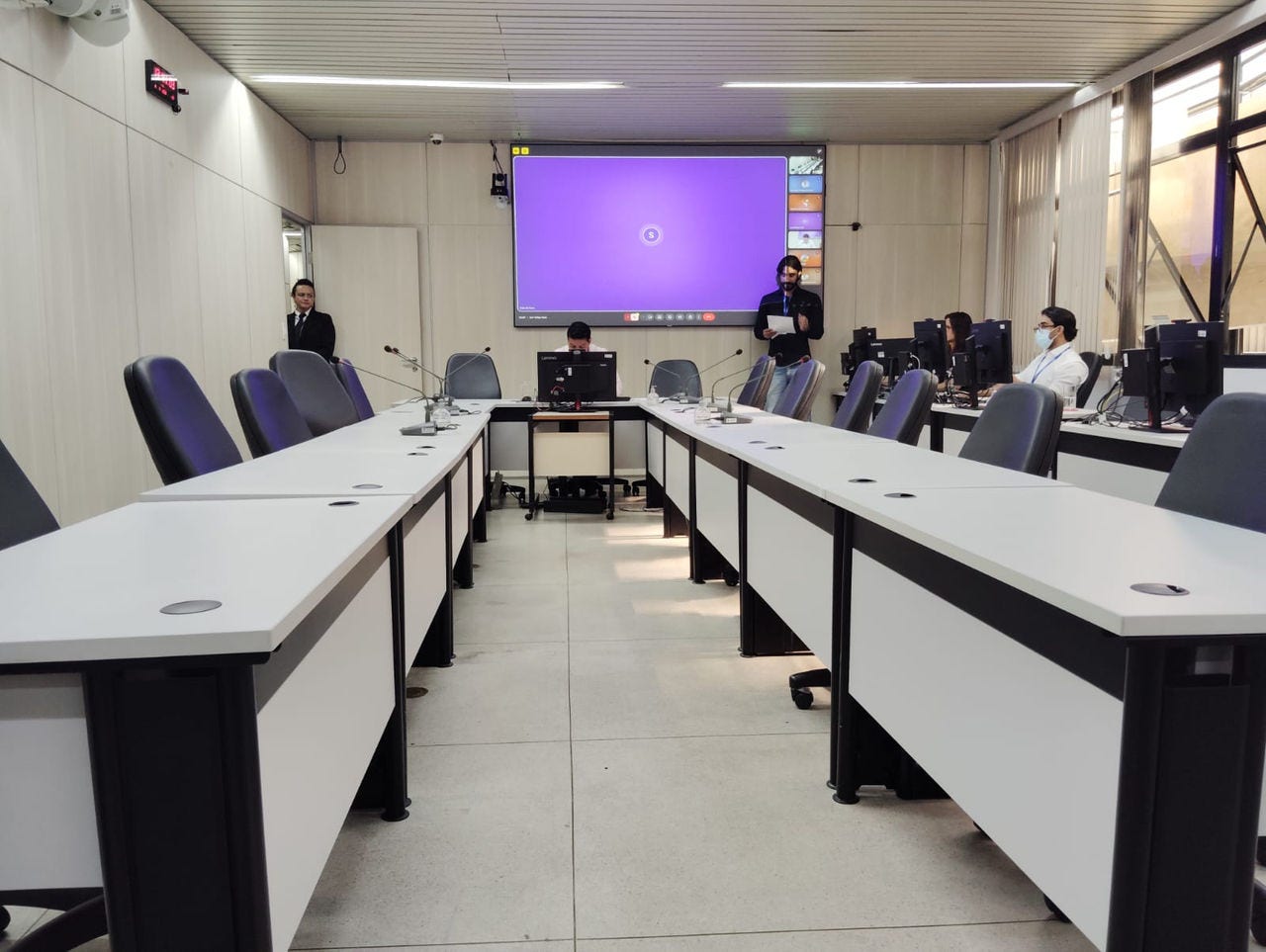 Reunião da Comissão de Orçamento e Finanças da Câmara de Belo Horizonte nesta terça-feira (8 de julho). Parte dos integrantes participou da sessão de forma remota