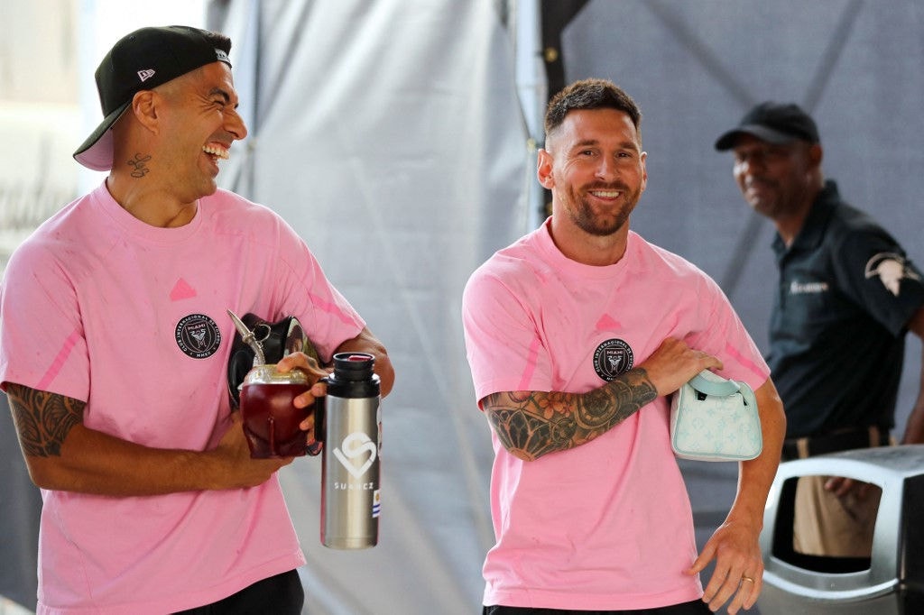 Inter Miami's Uruguayan forward Luis Suarez (L) and Inter Miami's Argentine forward Lionel Messi (C) arrive for the Major League Soccer (MLS) regular season football match between Inter Miami CF and DC United at Chase Stadium in Fort Lauderdale, Florida on May 18, 2024. (Photo by Chris ARJOON / AFP)