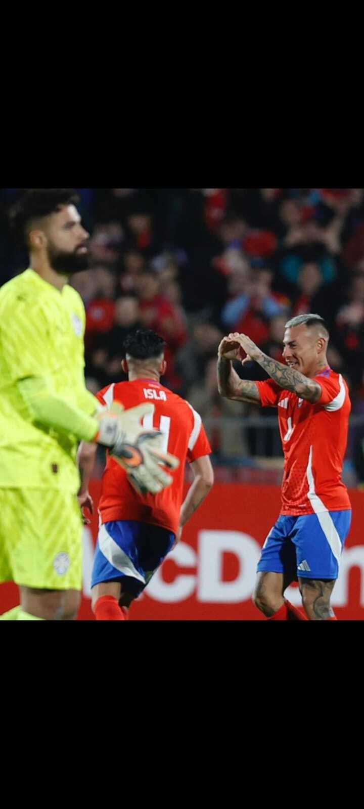 Vargas, do Atlético, comemora gol durante vitória do Chile sobre o Paraguai 