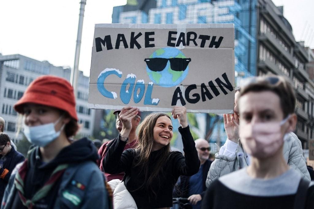 Manifestantes cobram ações sutentáveis em protesto na Bélgica antes da COP26