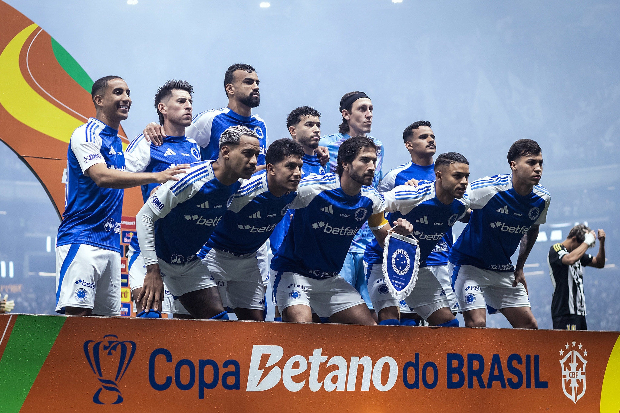 Elenco do Cruzeiro posa para foto antes de partida contra o Atlético, na Arena MRV