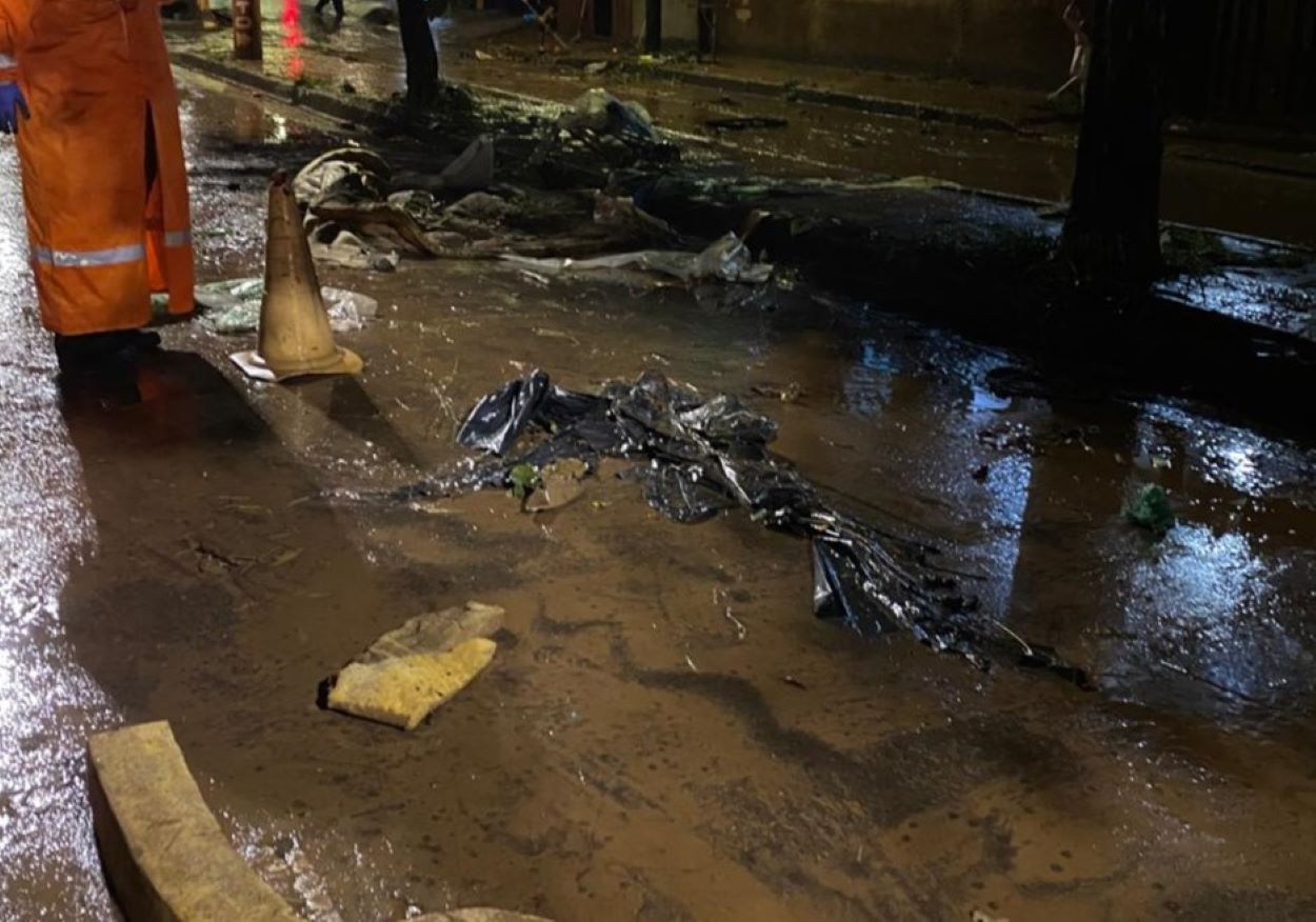 Alagamento espalhou entulho pela avenida Tereza Cristina 