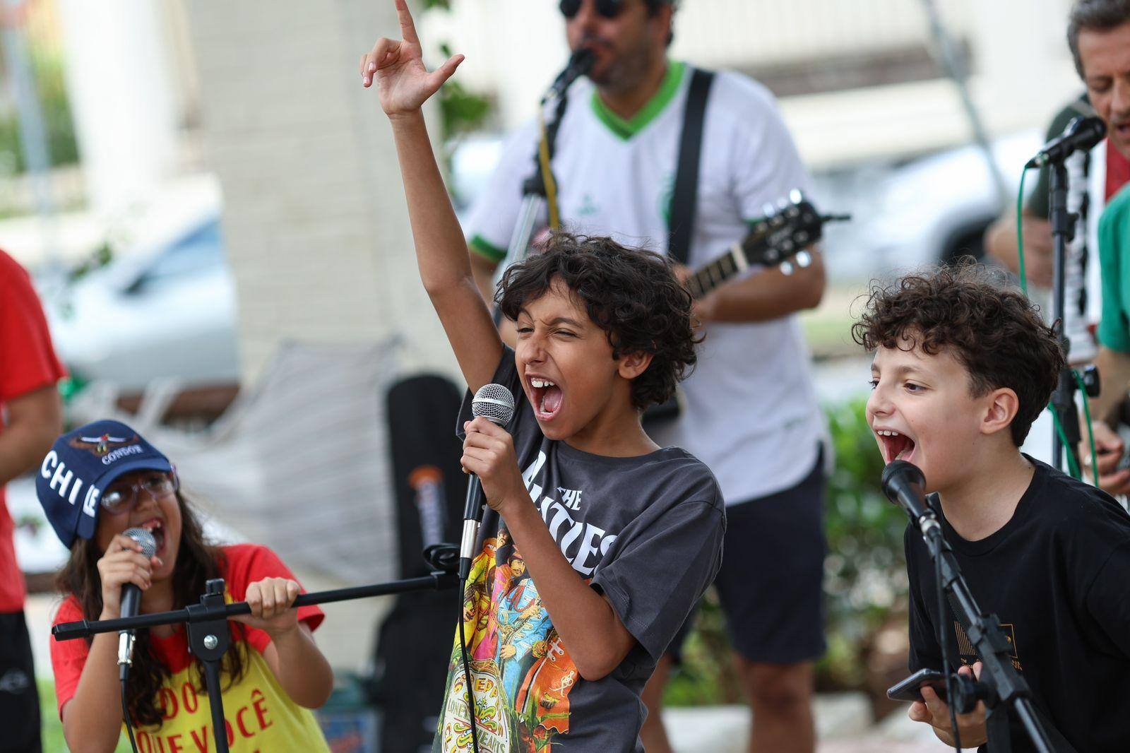 Bloco Besourinhos coloca a criançada para curtir Beatles em ritmo de batuque