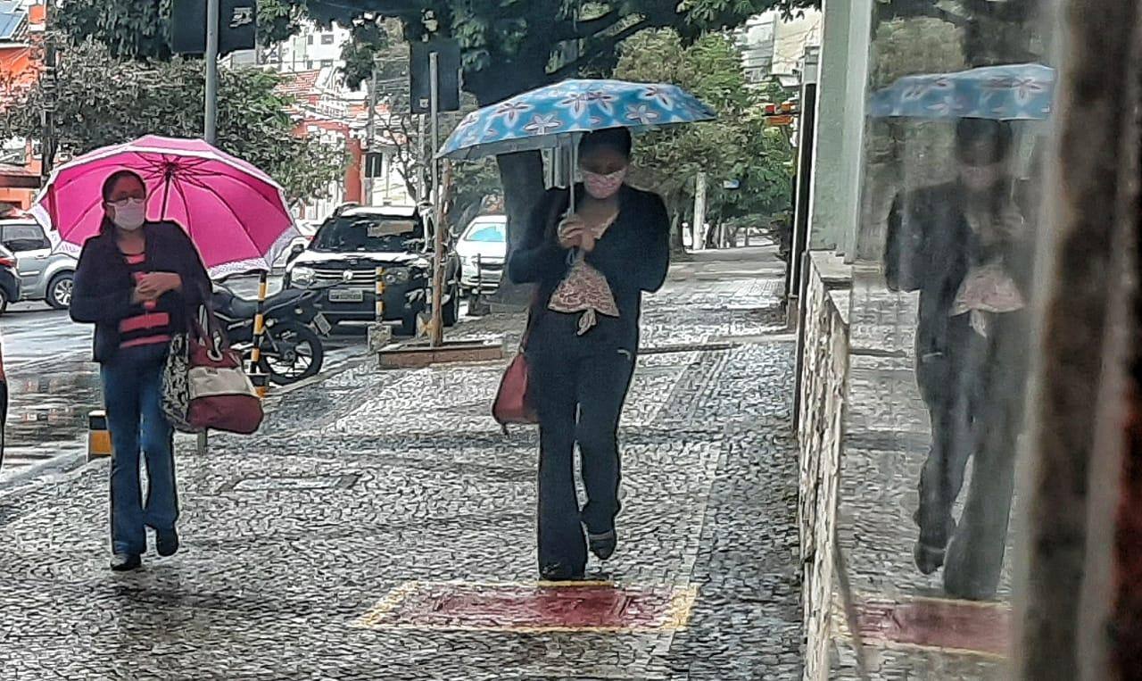 Alguns belo-horizontinos foram surpreendidos pela chuvinha nesta manhã se segunda