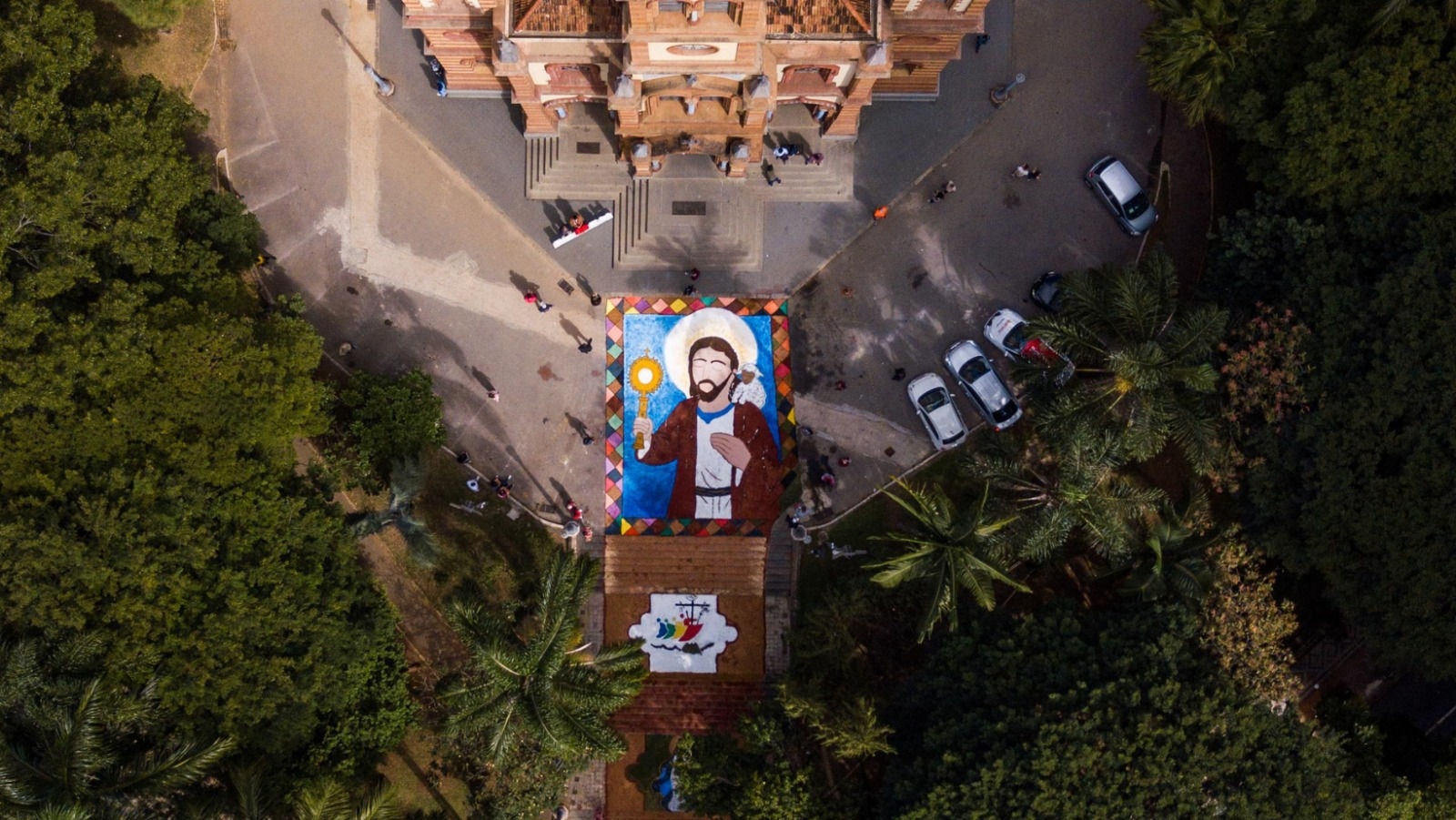 Os paroquianos usaram 70 sacos de serragem e mais de 300 kg de sal para confeccionar os tapetes da Igreja São José 