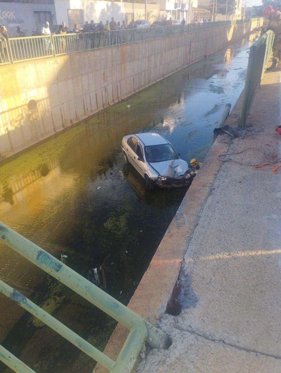 Carro ficou em córrego de Montes Claros
