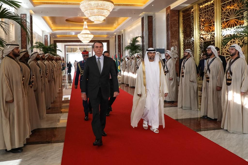 O então presidente Jair Bolsonaro, durante partida dos Emirados Árabes Unidos, em outubro de 2019, quando ganhou armas de presente