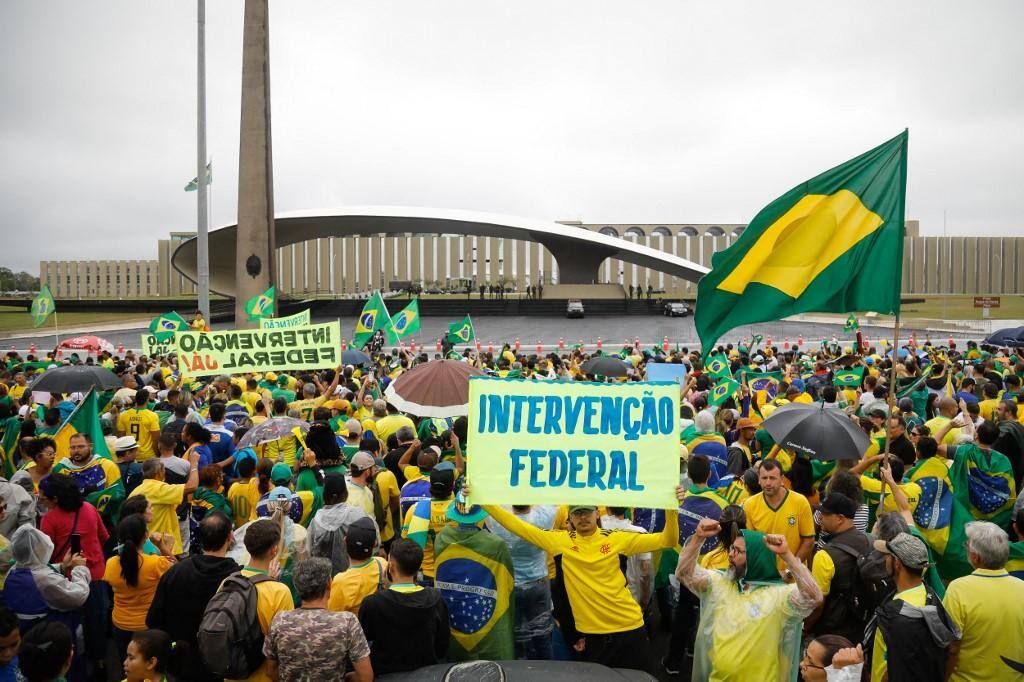 Apoiadores do então presidente Jair Bolsonaro reunidos em frente ao QG do Exército