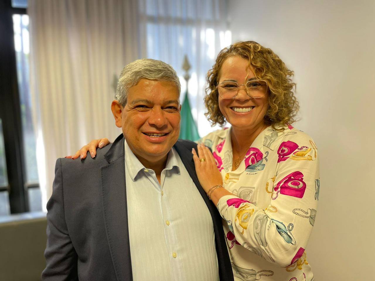 O pré-candidato ao governo de Minas Marcus Pestana (PSDB) e a presidente da Câmara Municipal de Belo Horizonte, Nely Aquino (Podemos), durante encontro em Belo Horizonte na última terça-feira (28)