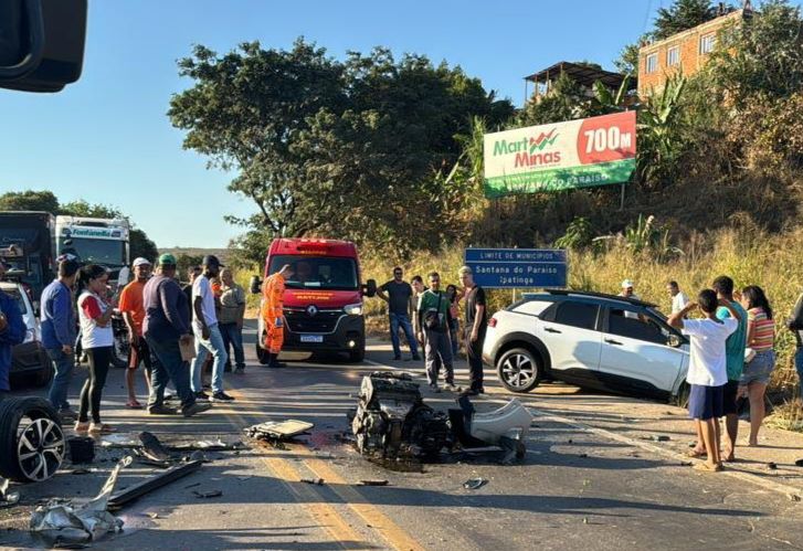 Motor saiu do carro com a força do impacto e foi parar no meio da BR-381 