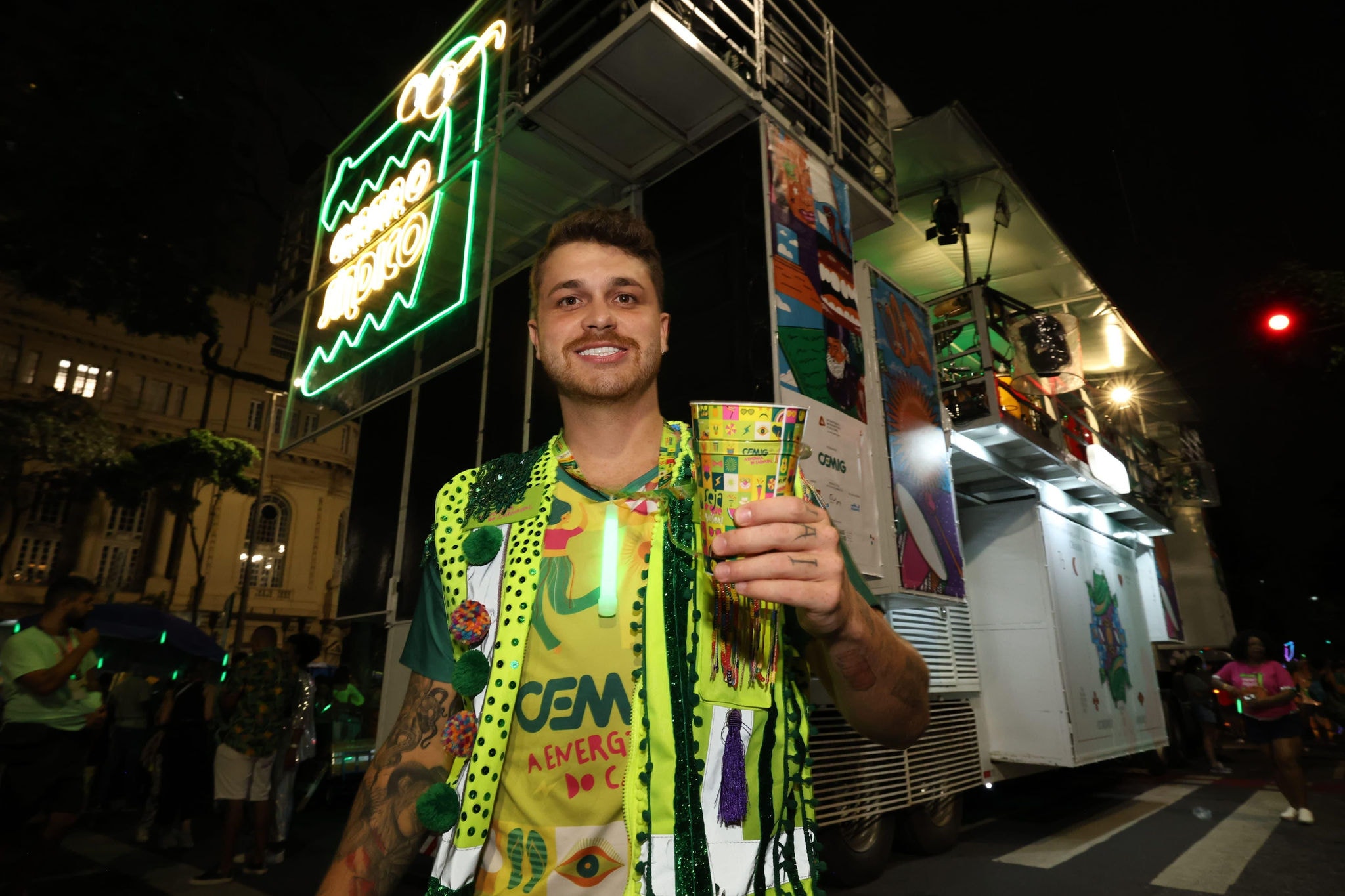 Gustavo Tubarão durante desfile do bloco Chama o Síndico, em BH