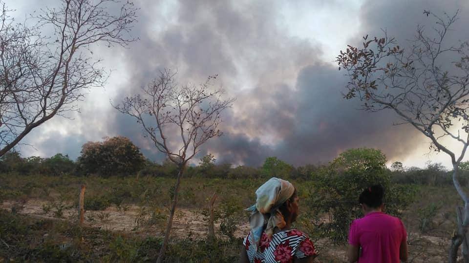 Nesta quarta-feira (15), Genisvaldo Nogueira Costa publicou esta imagem nas redes sociais mostrando que as chamas continuam afetando a cidade