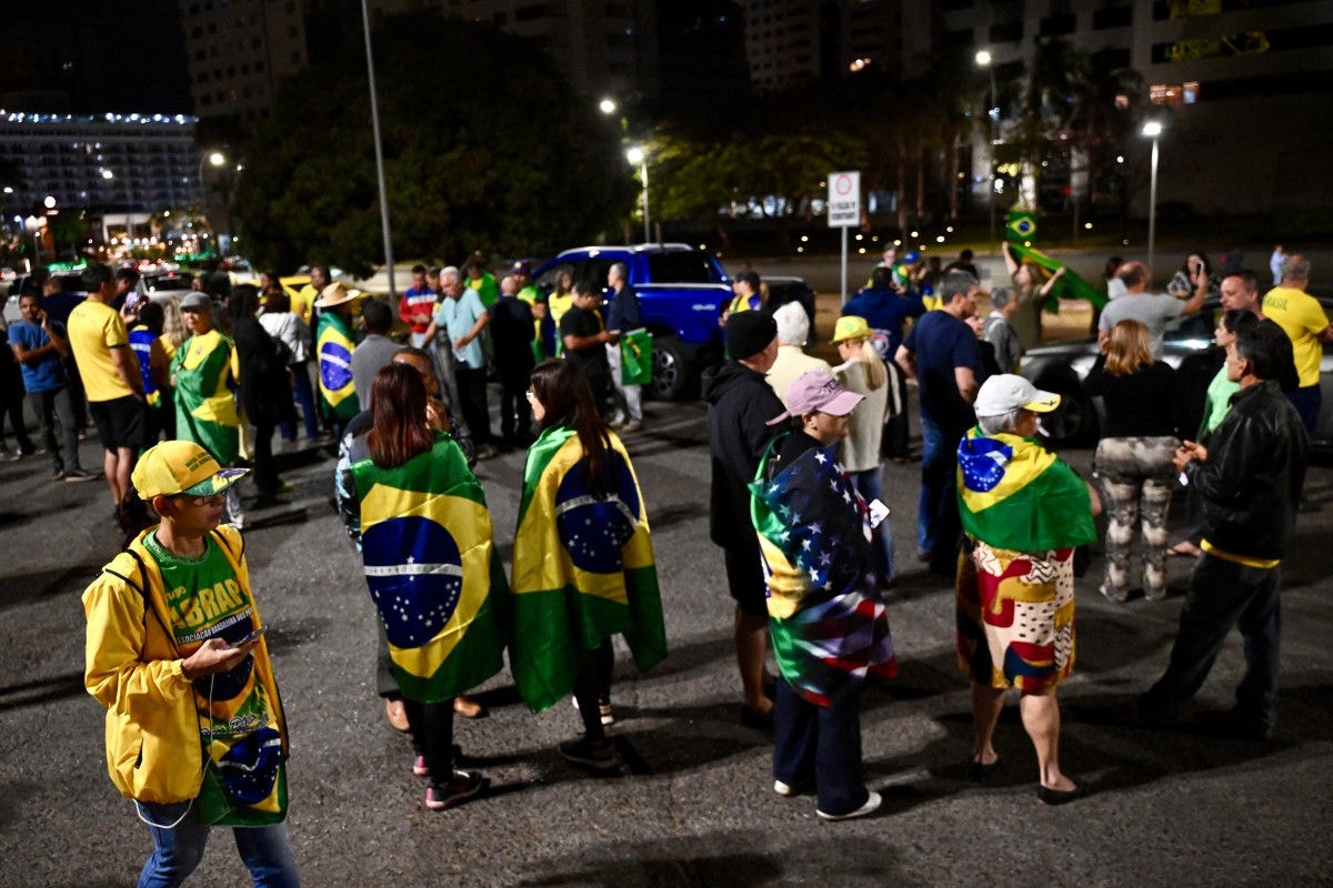 Apoiadores de Bolsonaro que estavam em frente ao condomínio onde mora o ex-presidente organizam acampamento na residência oficial do Senado para pressionar Alcolumbre por impeachment de Moraes
