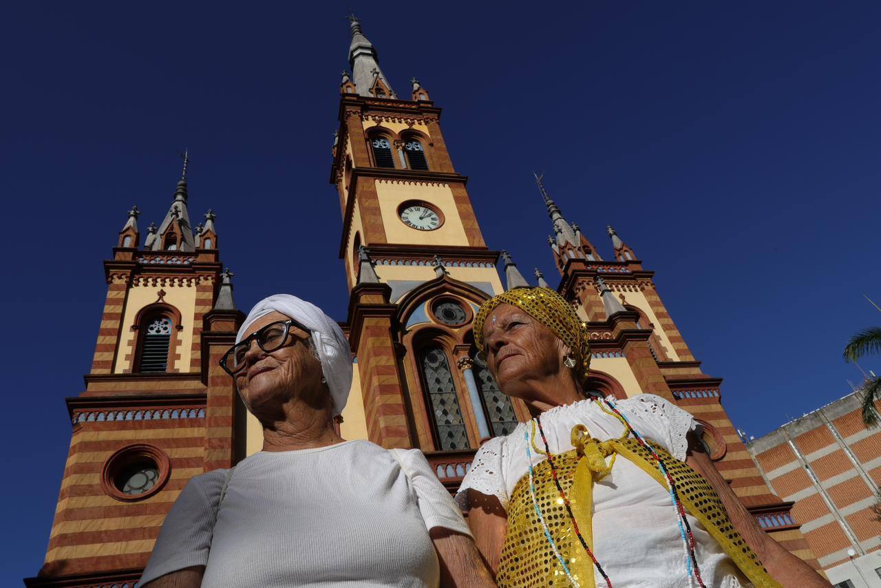 O maior medo da costureira Geralda Menezes, 82, é uma velhice “no sofá”